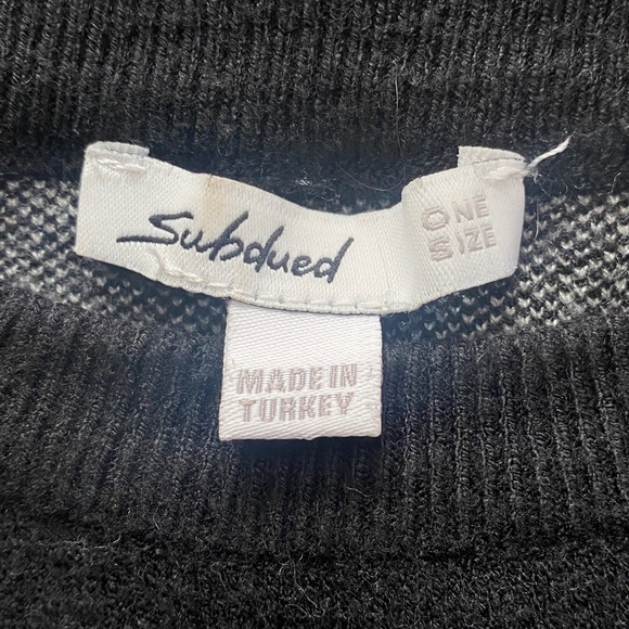 Subdued Black Sweater With White Flames - Picture 4 of 4